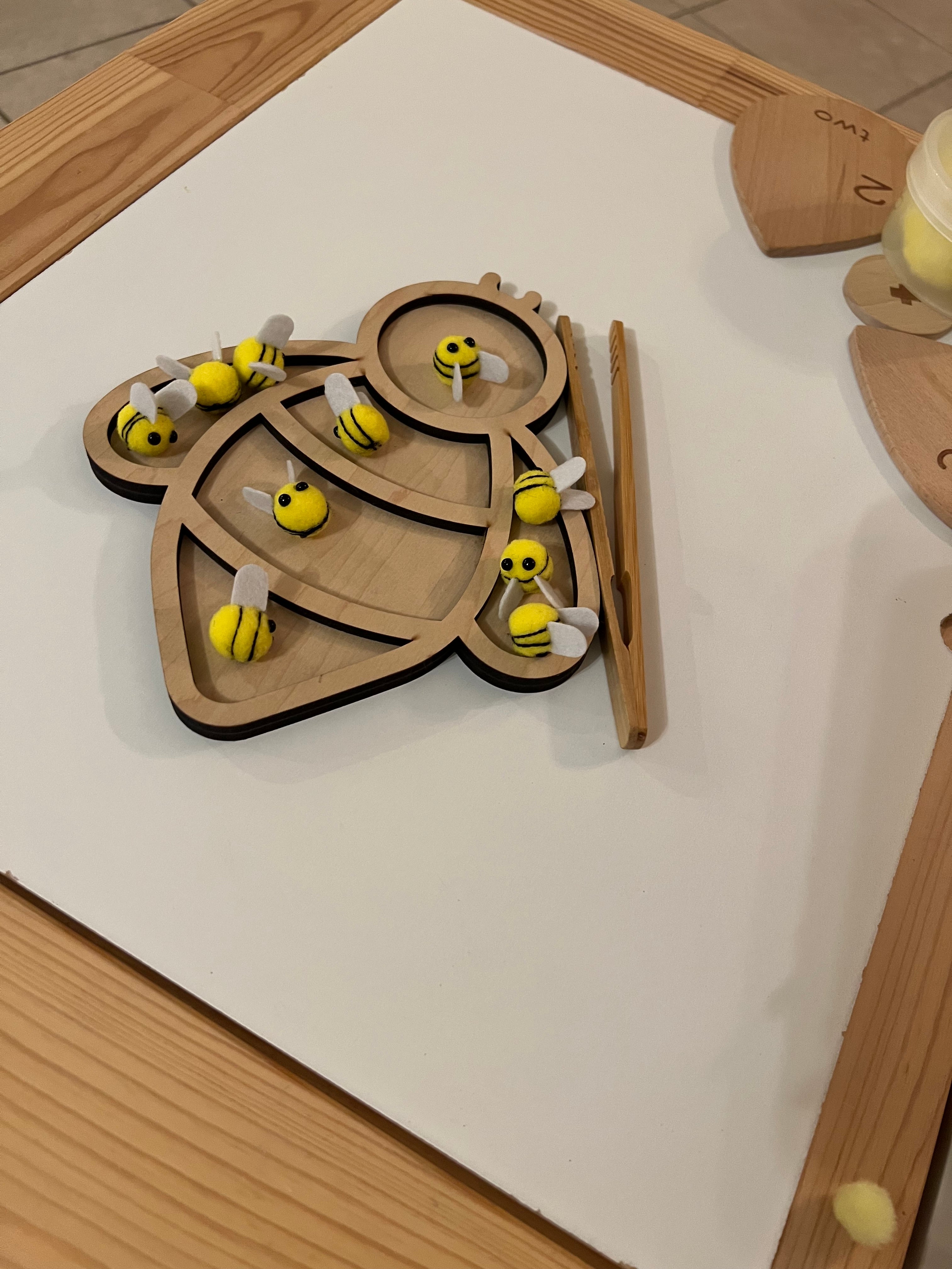 Bee Sorting Tray with 10 felt bees and tongs